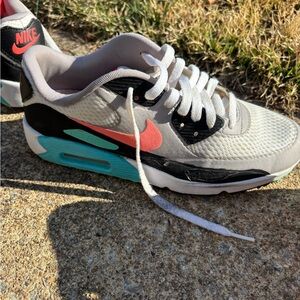 Nike Air Max Men’s Size 7.5 with coral swoosh and teal midsole